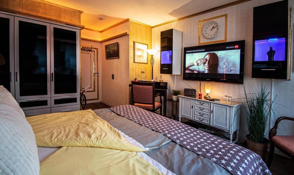 Chez-Ronny Hotel Хамбург Екстериор снимка